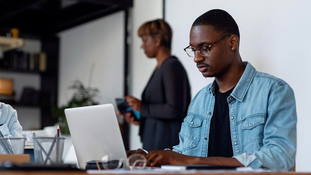 Jovem a trabalhar no computador
